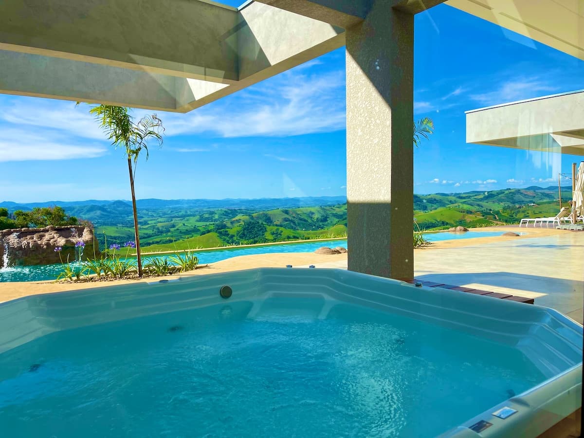 Jacuzzi externa para experiência privativa na montanha