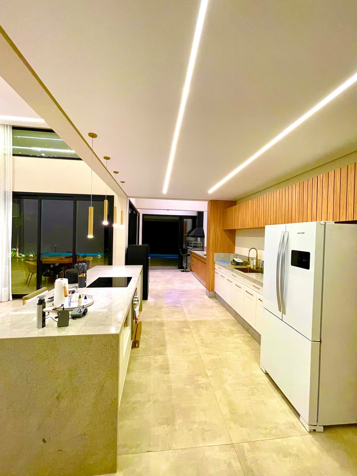 Cozinha ampla para apoio de hospedagem e fornecedores alinhados