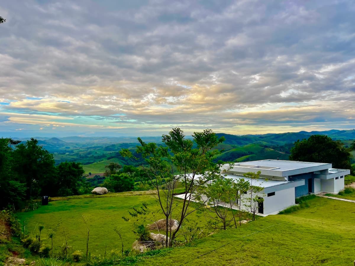 Vista panorâmica das montanhas ao redor da casa
