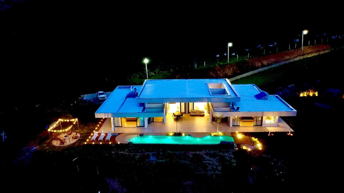 Vista aérea noturna da arquitetura contemporânea da casa